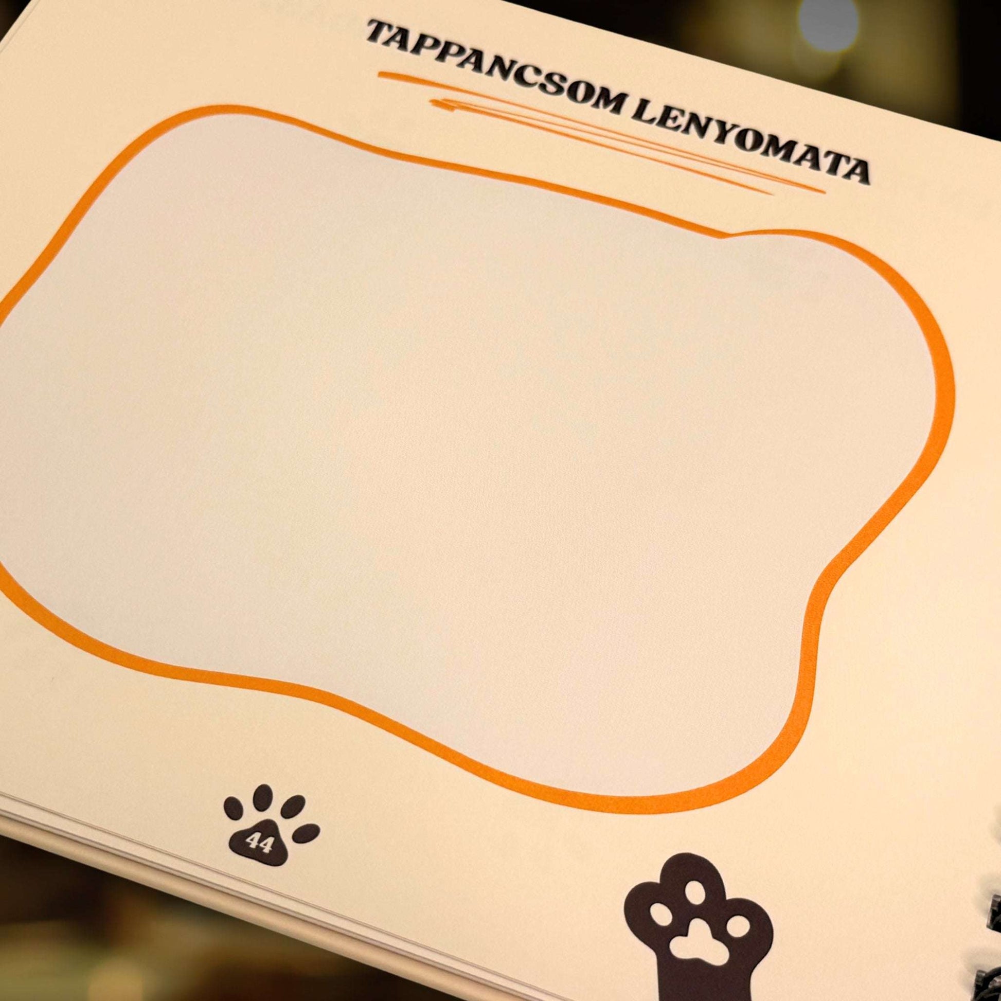 Cicanapló egyik, 44. belső oldala "Tappancsom lenyomata" címmel és egy üres hellyel, ahova mancslenyomatot lehet beragasztani.